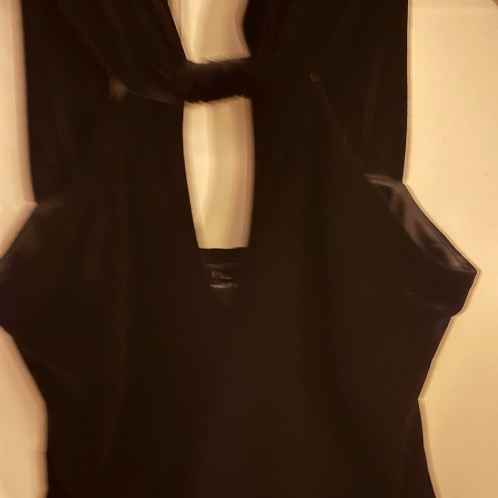 DAVID MEISTER BLACK VELVET KEYHOLE THICK STRAP SLEEVELESS TOP. Size 6